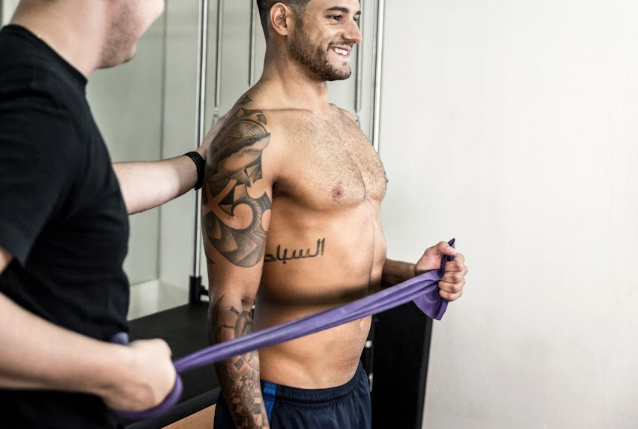  runner receiving physical therapy assessment